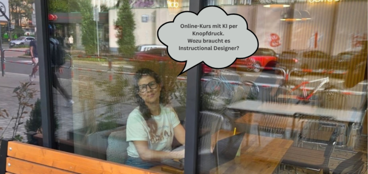 Isabell sitzt im Kaffeehaus und hat einen Laptop am Tisch vor sich. Sie wird durch das Kaffeehaus-Fenster fotografiert, das Fenster spiegelt sich.